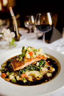 filete de pescado, blanco, cerámico, plato, plato de cerámica, comida, cena, gastrónomo, vegetal, restaurante, comida y bebida, almuerzo, Mariscos, vajilla, ensalada, de cerca, mesa, aperitivo, listo para comer, cocido, nadie, alimentación saludable, Copa de vino, vino, vino tinto, frescura, vaso, adentro, refresco, alcohol, beber, tamaño de la porción, bienestar, naturaleza muerta, comida vegetariana, 4K, CC0, dominio público, libre de derechos