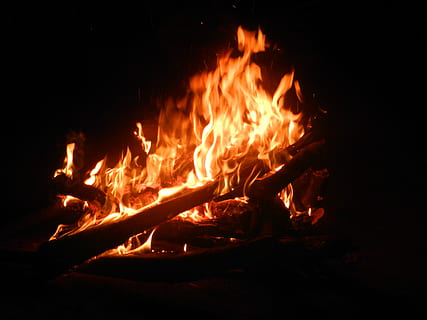 llenya en flames, foc, foguera, flama, cremar, calor, calenta, ardent, inflamable, llenya, llar de foc, cremant, incendi, foc - fenomen natural, calor - temperatura, material de fusta, vermell, primer pla, brillant, naturalesa, nit, cap gent, registre, fusta, color taronja, moviment, a l'aire lliure, groc, medi ambient, 4K, CC0, domini públic, lliure de regalies