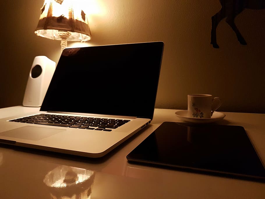 MacBook, pro, ceràmica, tassa de te, obert, mode, marró, taula, portàtil, ordinador, gadget, modern, tecnologia, electrònica, recerca, treballar, negocis, cafè, beure, tassa, plat, escriptori, oficina, paret, pantalla de llum, reflexió, llum, tecnologia sense fils, usant portàtil, comunicació, a l'interior, Internet, PC d'escriptori, connexió, tassa de cafè, menjar i beguda, mobles, equips d’il·luminació, cafè - beguda, cap gent, llum elèctrica, teclat, 1080P