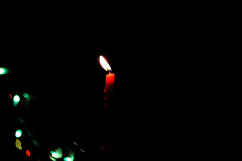 Nahaufnahmen, rot, Kerze, Verbrennung, Kerzenlicht, Leuchter, dunkel, Feuer, Flamme, Hitze, heiß, beleuchtet, Beleuchtung, schmelzen, Wachs, Hitze - Temperatur, Feuer - natürliches Phänomen, glühend, Nahansicht, keine Leute, drinnen, Dunkelkammer, kopieren sie platz, Lichtanlage, schwarzer Hintergrund, Wohnraum, Natur, Nacht-, Licht - natürliches Phänomen, elektrische Lampe, 5K