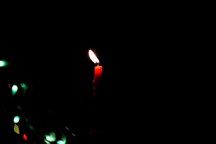 fotografia ravvicinata, rosso, candela, ardente, lume di candela, candeliere, buio, fuoco, fiamma, calore, caldo, illuminato, luci, fusione, cera, calore - temperatura, fuoco - fenomeno naturale, raggiante, avvicinamento, nessuno, in casa, stanza buia, copia spazio, attrezzatura per l'illuminazione, sfondo nero, stanza domestica, natura, notte, luce - fenomeno naturale, lampada elettrica, 5K