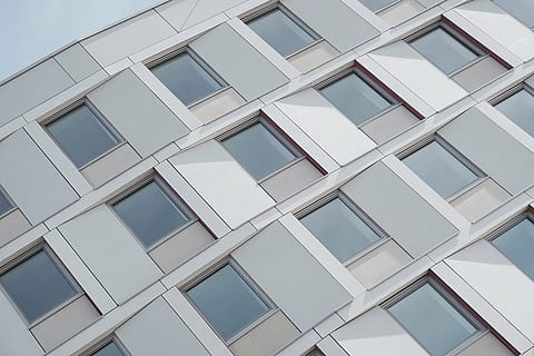 sense títol, arquitectura, edifici, infraestructura, estructura, establiment, apartament, finestres, condomini, hotel, finestra, modern, estructura construïda, façana, exterior de l'edifici, escena urbana, patró, fons, marc complet, cap gent, forma, vidre - material, resum, disseny, vista d’angle baix, inclinació, primer pla, en fila, forma geomètrica, reflexió, exterior d’edifici d’oficines, sostre, efecte texturat, 5K, CC0, domini públic, lliure de regalies