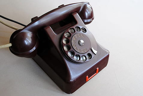 kahverengi döner telefon, telefon, eski, halka, ahize, kırmızı, Antik, teknoloji, retro tarz, iletişim, sabit telefon, bağ, numara, Döner telefon, içeriye, siyah renk, kapatmak, insansız, telefon alıcısı, tek nesne, yüksek açılı görünüş, insan yapımı nesne, geçmiş, telefon hattı, 720P, CC0, kamu malı, telif ücretsiz