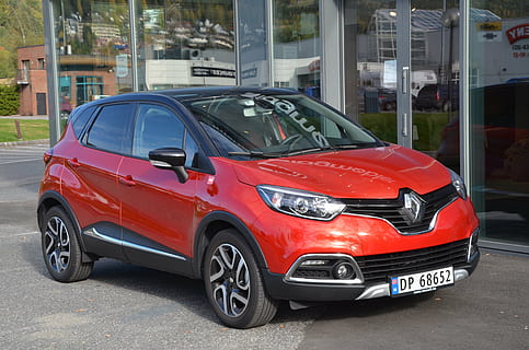 renault captur, pratico, che perde, a prezzi accessibili, lettkjørt, auto, modo di trasporto, veicolo a motore, mezzi di trasporto, veicolo terrestre, architettura, struttura costruita, città, esterno dell'edificio, rosso, giorno, nessuno, costruzione, riflessione, strada, stazionario, all'aperto, parcheggio, concentrarsi sulle conoscenze acquisite, color argento, lusso, 4K, CC0, dominio pubblico, privo di copyright