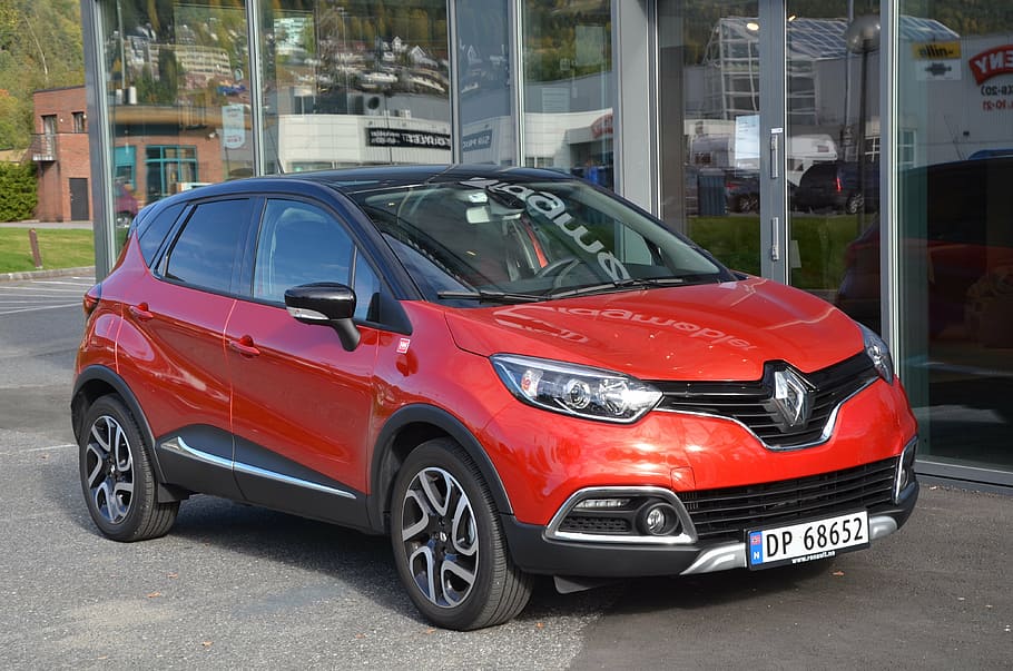 renault captur, pràctic, fuites, assequible, letkjørt, cotxe, manera de transport, automòbil, transport, vehicle terrestre, arquitectura, estructura construïda, ciutat, exterior de l'edifici, vermell, dia, cap gent, edifici, reflexió, carrer, estacionari, a l'aire lliure, aparcament, centrar-se en primer pla, color plata, luxe, 4K