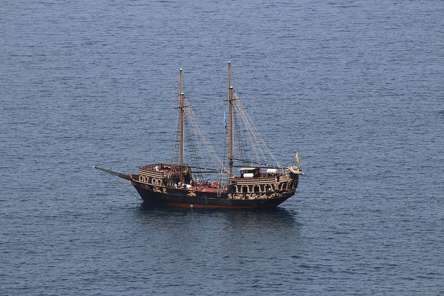 arrencada, pirates, vaixell pirata, estiu, pals, mar, vaixell nàutic, veler, transport, vela, vaixell alt, màstil, vaixell, viatjar, aigua, navegar, mode de transport, vaixell de passatgers, imatge en color, cap gent, dia, a l'aire lliure, manera de transport, davant del mar, naturalesa, bellesa a la natura, escenics - natura, tranquil·litat, escena tranquil·la, escena no urbana, ondulat, blau, indústria pesquera, ancorat, vaixell de pesca, 5K