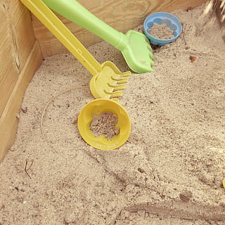 zandbak, zand, spelen, gegevensverwerking, mallen, speelgoed, hoge hoekmening, geel, land-, geen mensen, natuur, speelgoed-, strand, stilleven, dag, zandemmer en schop, plastic, buitenshuis, houder, zonlicht, Schep, emmer, gieter, handgereedschap, tuinieren, outdoor speeltoestellen, 2K, CC0, publiek domein, royaltyvrij