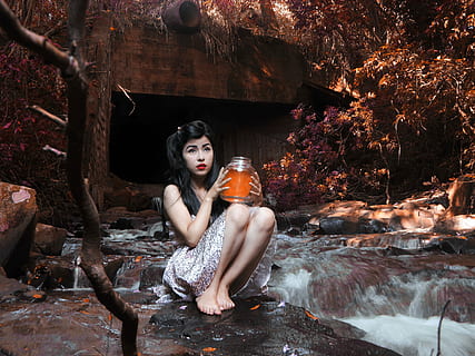 mujer, participación, tarro, sentado, piedra, agua, fluido, fondo, tiempo de día, gente, hembras, hermoso, una persona, naturaleza, belleza, al aire libre, sensualidad, roca - objeto, adulto joven, cascada, conceptos e ideas, belleza y salud, animal, solo una mujer, un animal, escalofriante, adulto, mujer joven, mirando a la cámara, longitud total, retrato, árbol, gente real, mujer hermosa, estilos de vida, Moda, 4K, CC0, dominio público, libre de derechos