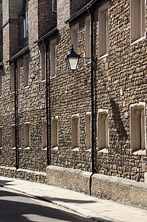gamle, arkitektur, mursten, bygning, gammel, arkitektur, by, hus, jern, lampe, lys, vej, fortov, sten-, gade, struktur, årgang, væg, vindue, bygning udvendig, bygget struktur, ingen mennesker, gammeldags, murbygningsfunktion, boligområde, udendørs, dag, sollys, i en række, natur, historie, fortiden, murstens væg, 4K, CC0, offentligt domæne, royaltyfrie