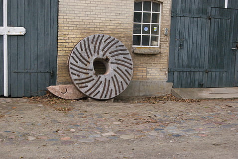 meule pierre, gris, moulin, structure construite, architecture, personne, extérieur du bâtiment, bois - matériau, journée, construction de murs, bâtiment, modèle, en plein air, porte, vieux, Forme géométrique, entrée, la fenêtre, forme, la nature, maison, cercle, roue, 4K, CC0, domaine public, libre de droits