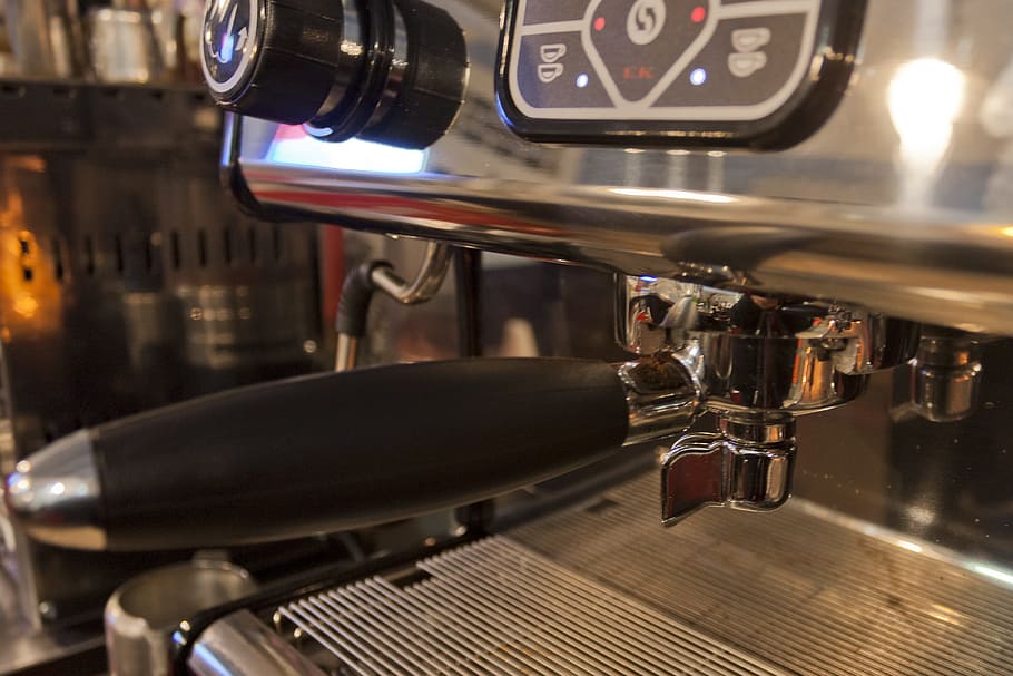 detailní, fotografie, kávový bar, kavárna, restaurace, nápoje, káva, bar, espresso, stroje, barista, káva - nápoj, kávovar, kofein, napít se, cappuccino, detail, uvnitř, nikdo, hudba, den, kov, jídlo a pití, technologie, spotřebič, zařízení, strojní část, selektivní zaměření, zaměřit se na popředí, tvorba, lesklý, stříbrné barvy, ocel, chrom, 2K