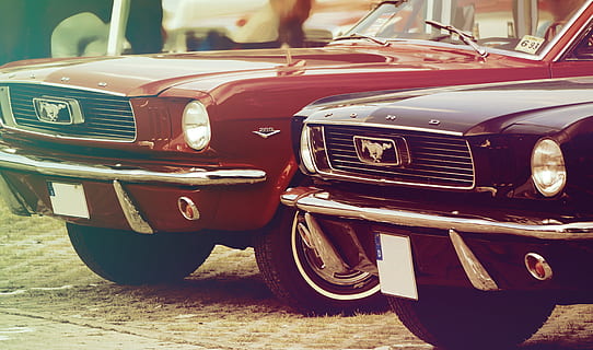 Iš arti, fotografija, du, raudona, juoda, ford mustang grande, dienos metu, automobilių, automatinis, senas, oldtimer, klasikinis, pkw, senovinių automobilių automobilis, senas automobilis, paroda, nostalgiškas, retro, transporto priemonė, transporto būdas, motorinė transporto priemonė, automobilis, sausumos transporto priemonė, transportavimas, retro stiliaus, priekiniai žibintai, senovinis automobilis, stacionarus, metalo, dieną, nėra žmonių, Vaizdas iš priekio, lauke, kolektoriaus automobilis, sutelkti dėmesį į naujas žinias, nostalgija, gatvė, 5K, CC0, Viešasis domenas, nemokamai