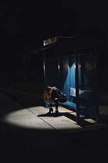 kvinde, sidder, sort, vægtbænk, nat tid, spotlight, venter, skur, nattetid, mennesker, en person, herrer, mørk, fuld længde, kun en dreng, skygge, kun børn, rigtige mennesker, livsstil, fritidsaktivitet, barndom, arkitektur, indendørs, nat, barn, afslappet tøj, Kvinder, natur, bygget struktur, hanner, gulve, uskyld, 5K, CC0, offentligt domæne, royaltyfrie