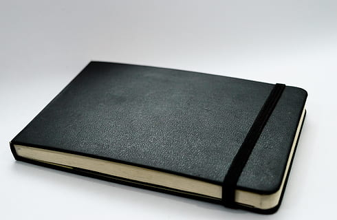 escriure, bloc, bloquinho, notes de bloc, tecnologia sense fils, tecnologia, cap gent, fons blanc, ciència, primer pla, publicació, tir de l'estudi, a l'interior, llibre, diari, còpia espai, tallar, educació, natura morta, bloc de notes, color negre, tancat, taula, cuir, literatura, llibre de tapa dura, en blanc, 5K, CC0, domini públic, lliure de regalies