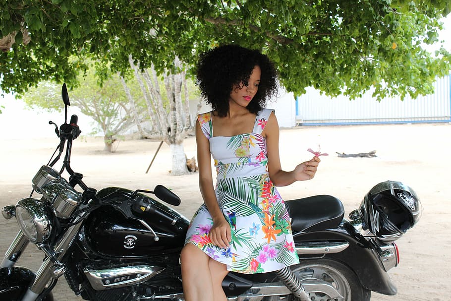 model, superior, estil, bonic, noia, dona, bellesa, elegància, pose, Linda, cara, Brasil, cabell, femella, jove, moto, només adults, només dones, transport, una sola dona, una persona, adult, cabell negre, ciclisme, gent, manera de transport, vehicle terrestre, moda, dones, adult jove, dones joves, tres quarts de longitud, estils de vida, activitat d'oci, dia, roba casual, persones reals, femelles, pentinat, vista frontal, dona guapa, a l'aire lliure, motorista, 5K