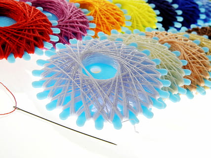 filo, filato, cucire, ago, colorato, nähutensilien, filo per cucire, sartoria, Handarbeit, mestiere, merceria, accessori per il cucito, kit da cucito, creativo, schneider, design, moda, lavoro manuale, tessuto, colore, tessile, rosso, nessuno, avvicinamento, multicolore, scienza, in casa, natura morta, modello, blu, arte e artigianato, creatività, girato in studio, vista dall'alto, tavolo, lana, sfondo bianco, decorazione, 4K, CC0, dominio pubblico, privo di copyright