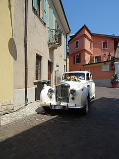 bruids, auto, Old Timer, romantisch, wit, bruids auto, huwelijk, bloemendecoratie, bentley, klassiek, weer, straat, buitenkant van het gebouw, vervoer, architectuur, buitenshuis, ingebouwde structuur, wijze van transport, stad, motorvoertuig, landvoertuig, gebouw, woonwijk, dag, huis, zonlicht, retro gestileerd, weg, geen mensen, stationair, steeg, 5K, CC0, publiek domein, royaltyvrij