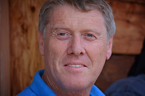 person, menneske, mand, ansigt, portræt, human, mand, hovedskud, voksen, moden voksen, kun voksne, tæt på, en person, herrer, hanner, kigger på kameraet, senior voksen, gråt hår, indendørs, modne mænd, livsstil, alvorlig, senior mænd, rynket, sorg, overvejelse, menneskeligt ansigt, hvidt hår, depression - sorg, frisure, 5K