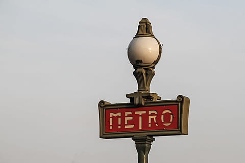 Metro, Schild, Paris, Strassenlicht, Zeichen, elektrische Lampe, altmodisch, Achtung, Retro-Stil, Dringlichkeit, rot, Studioaufnahme, Kommunikation, keine Leute, Text, Lichtanlage, westliche Schrift, Warnschild, Flachwinkelansicht, grau, Natur, Straße, kopieren sie platz, Tag, draußen, Nahansicht, klarer Himmel, alt, 4K, CC0, gemeinfrei, lizenzfrei