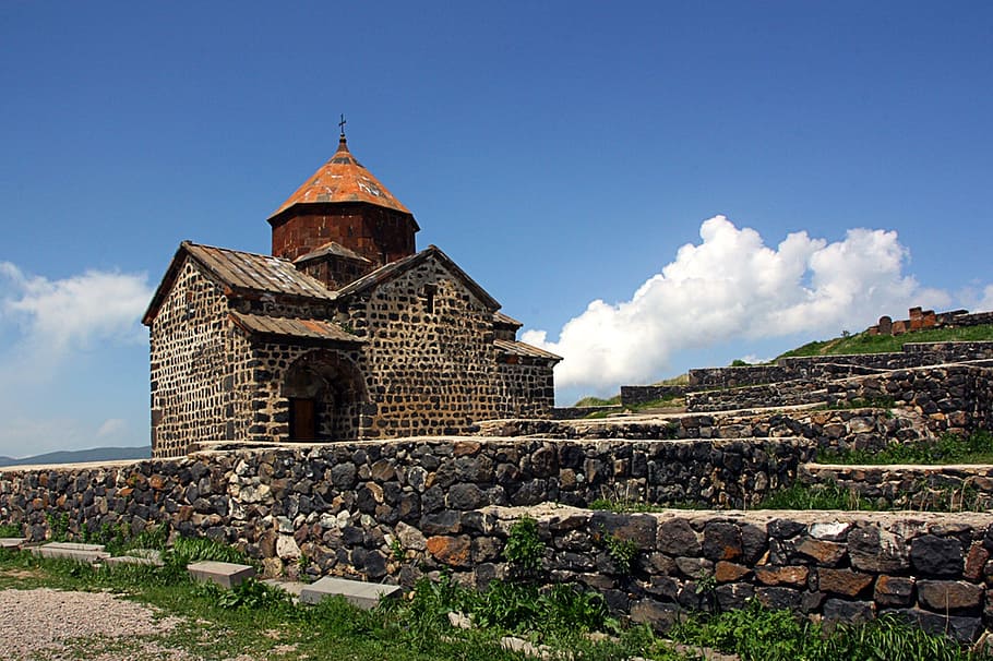 marró, casa de maó, durant el dia, armenia, sevan, monestir, cel, muntanyes, arquitectura, història, maçoneria de pedra, estructura construïda, exterior de l'edifici, religió, el passat, lloc de culte, creença, núvol - cel, espiritualitat, edifici, destinacions de viatge, viatjar, naturalesa, dia, vell, cap gent, vista d’angle baix, a l'aire lliure, paret de pedra, civilització antiga, arqueologia, 1080P