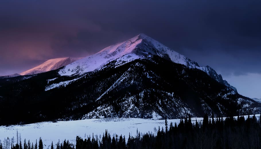 la neve, capped, montagna, grigio, nuvole, blu, ora, inverno, bianca, freddo, tempo metereologico, ghiaccio, alberi, piante, natura, boschi, foresta, viaggio, avventura, scalata, trekking, escursione, Paesaggi, nessuno, temperatura fredda, nuvola - cielo, notte, all'aperto, scenics - natura, cielo, bellezza nella natura, albero, ambiente, pianta, montagna innevata, paesaggio, terra, catena montuosa, picco di montagna, Pino, albero di conifere, albero sempreverde, bosco di pini, 5K