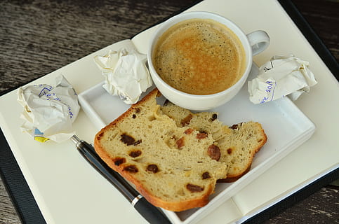 getoastet, Brot, Weiß, Keramik, Teller, Kaffee, brechen, Kaffeepause, Anmerkungen, aufschreiben, Papierball, planen, Notizbuch, Tasse, Kuchen, Gebäck, Getränk, Entspannen Sie Sich, Frühstück, Aroma, sich ausruhen, Koffein, Tabelle, Essen und Trinken, Lebensmittel, Frische, Süßes Essen, High Angle View, Erfrischung, fertig für den Verzehr, Stillleben, drinnen, Kaffeetasse, Genuss, Kaffee trinken, Becher, gebacken, Dessert, keine Leute, Untertasse, Mahlzeit, Tablett, Geschirr, Versuchung, Snack, 4K, CC0, gemeinfrei, lizenzfrei