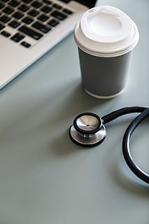 nero, grigio, stetoscopio, accanto, bianca, tazza, tecnologia, computer, il computer portatile, tavolo, tecnologia wireless, in casa, connessione, scrivania, nessuno, natura morta, cibo e bevande, comunicazione, bere, forniture mediche, tastiera, strumento medico, attrezzatura medica, rinfresco, color argento, 5K, CC0, dominio pubblico, privo di copyright