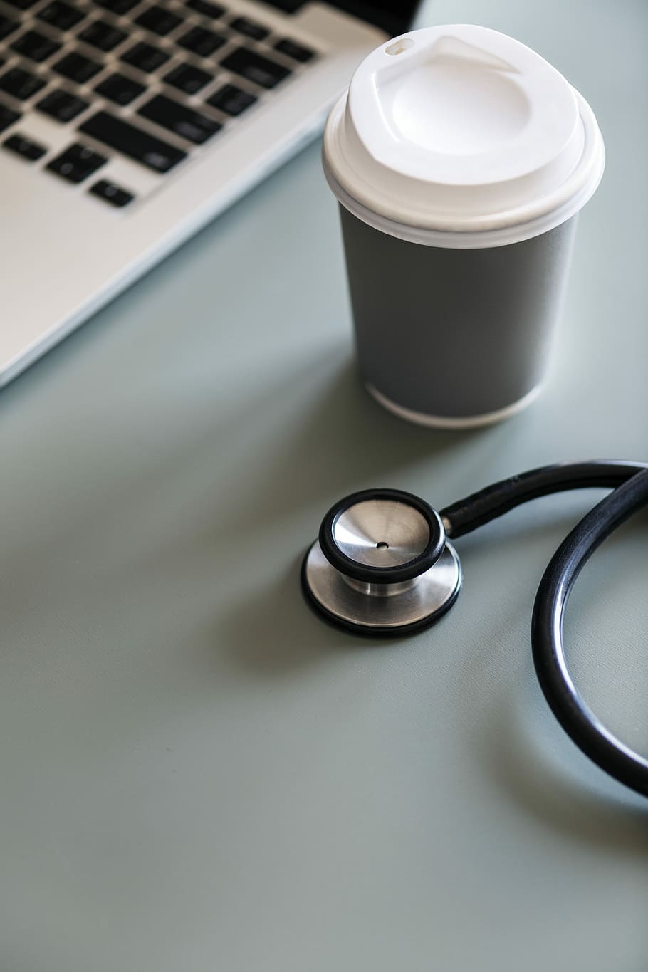 nero, grigio, stetoscopio, accanto, bianca, tazza, tecnologia, computer, il computer portatile, tavolo, tecnologia wireless, in casa, connessione, scrivania, nessuno, natura morta, cibo e bevande, comunicazione, bere, forniture mediche, tastiera, strumento medico, attrezzatura medica, rinfresco, color argento, 5K