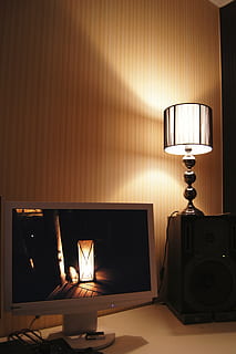 lanterna, luce, splendente, illuminazione, lampada, luce elettrica, vecchio contro nuovo, display, schermo, lampada elettrica, in casa, stanza domestica, moderno, attrezzatura per l'illuminazione, illuminato, tecnologia, nessuno, tavolo, paralume, raggiante, caratteristica della parete, elettricità, in stile retrò, interno di casa, avvicinamento, design, luce - fenomeno naturale, comunicazione, 4K, CC0, dominio pubblico, privo di copyright