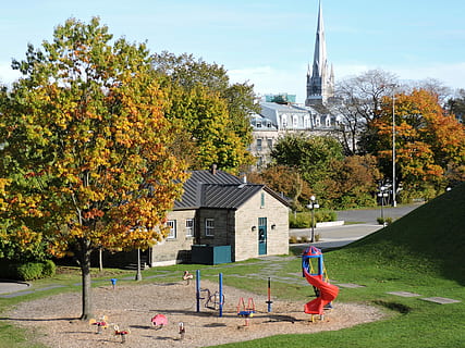 albero, all'aperto, architettura, autunno, Casa, parco, Québec, Canada, cittadina, estate, struttura costruita, esterno dell'edificio, pianta, costruzione, modificare, natura, giorno, luogo di culto, persone reali, cielo, spiritualità, città, religione, credenza, stili di vita, guglia, 4K, CC0, dominio pubblico, privo di copyright