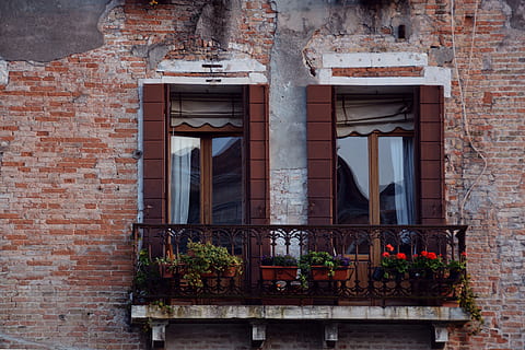 die Architektur, Backstein, Fenster, alt, Haus, Blumen, Fensterbox, Venedig, Italien, Glas, Holz, Jahrgang, Gebäude, Zuhause, architektonisch, Stadt, Wand, historisch, Gebäudehülle, gebaute Struktur, keine Leute, Topfpflanze, Tag, Pflanze, Wohngegend, Flachwinkelansicht, draußen, Blume, blühende Pflanze, Wachstum, Ziegelwand, Balkon, Blumentopf, Zimmerpflanze, 5K, CC0, gemeinfrei, lizenzfrei