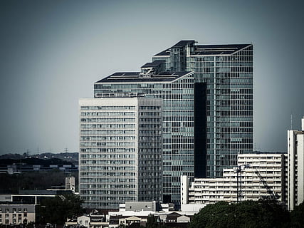 edificio dipinto di grigio, Monaco, ufficio, finestra, architettura, facciata, costruzione, moderno, bicchiere, città, viaggio, Luoghi di interesse, turisti, grattacielo, edificio per uffici, mirroring, esterno dell'edificio, vita di città, struttura costruita, skyline urbano, all'aperto, paesaggio urbano, cielo, edificio per uffici esterno, alto - alto, nessuno, natura, giorno, cielo sereno, Torre, quartiere residenziale, Inquadratura dal basso, distretto finanziario, appartamento, 4K, CC0, dominio pubblico, privo di copyright