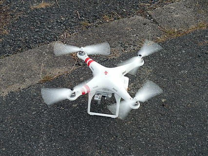 cuadrotor, quadcopter, hélice, modelo, rotores, zumbido, volar, máquina voladora, cuadricóptero, controlado a distancia, nsa, espía, flotador, quitarse, cámara, transporte, día, la carretera, nadie, vista de alto ángulo, ciudad, calle, avión, asfalto, vehículo aéreo, al aire libre, naturaleza, movimiento, tecnología, modo de transporte, directamente arriba, el color blanco, velocidad, maquinaria, 2K, CC0, dominio público, libre de derechos