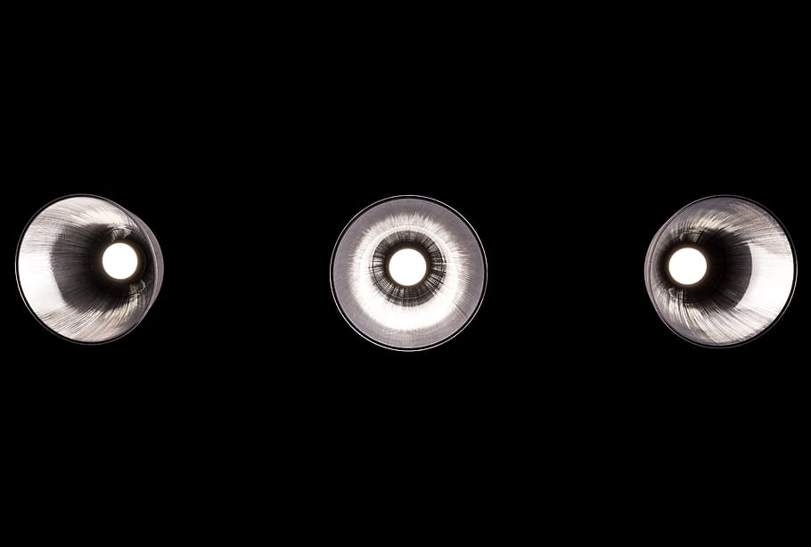 Technologie, Kamera, Beleuchtung, Licht, Unternehmer, Nacht-, Dunkelheit, dunkel, Schatten, Explosion, in der Nacht, Himmel, Lampe, Dämmerung, Dekoration, Elektrizität, stellt her, schwarz, Matze, Solarplatten, Roboter, düster, Silhouette, Lichtanlage, beleuchtet, kopieren sie platz, die Glühbirne, keine Leute, elektrisches Licht, Flachwinkelansicht, schwarzer Hintergrund, Kreis, Geometrische Figur, drinnen, Pendelleuchte, Studioaufnahme, glühend, gestalten, elektrische Lampe, Decke, direkt darunter, aufwendig, elektrische Ausrüstung, 5K