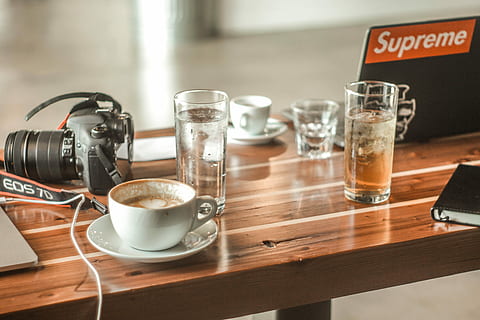 blanc, tassa de te, canon eos 7, 7d, càmera, marró, fusta, taula, ordinador portàtil, càmera., gots, cafè, te, botiga, cafeteria, latte, espresso, cànon, estiu, guai, Església, grup petit, passar l'estona, amic, suprem, gel, vidre, menjar i beguda, material de fusta, a l'interior, tassa, beure, equipament per a la llar, cap gent, comunicació, tassa de cafè, refresc, habitació domèstica, centrar-se en primer pla, menjar, copa, cafè - beguda, tecnologia, vaixella, 5K, CC0, domini públic, lliure de regalies
