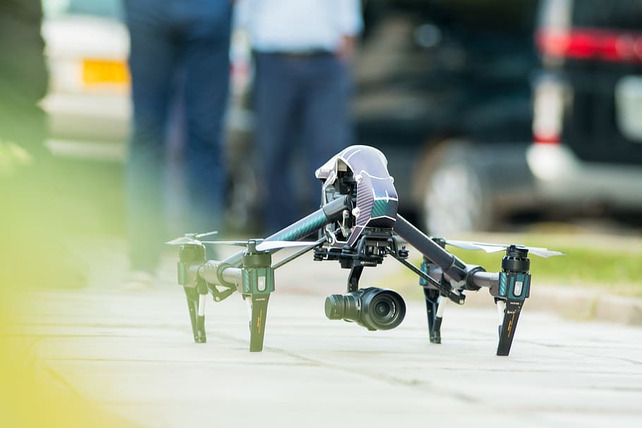 gris, verd, drone quadcopter, sòl, borrós, càmera, close-up, drone, electrònica, homes, moviment, a l'aire lliure, gent, hèlixs, carrer, sistema de transport, vehicle, desgast, transport, enfocament selectiu, dia, centrar-se en primer pla, manera de transport, joguina, ciutat, vehicle terrestre, vehicle aeri, carretera, persones incidentals, robot, scooter, secció baixa, persones reals, infància, 1080P