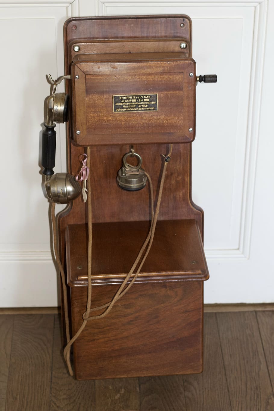 Telefono, comunicare, mano, caffè, retrò, vecchio, legno - materiale, vecchio stile, interno di casa, in casa, mobilia, antico, in stile retrò, nessuno, tecnologia, bagaglio, pavimentazione, valigia, legna, singolo oggetto, pelle, natura morta, Marrone, pavimento in legno, metallo, connessione, nostalgia, 5K