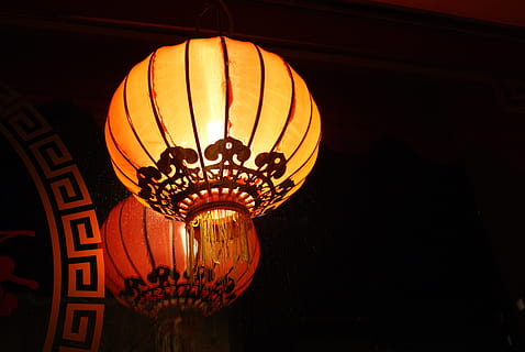 lámpara, oriental, orientar, ligero, decoración, linterna, equipo de iluminación, iluminado, colgando, linterna china, nadie, celebracion, vista de ángulo bajo, festival de linternas chinas, noche, año Nuevo Chino, adentro, Festival tradicional, Arte y artesanía, oscuro, lámpara eléctrica, festival, 4K, CC0, dominio público, libre de derechos
