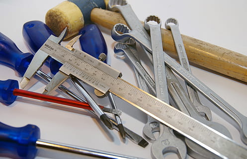 compasso de calibre vernier, superfície, Ferramentas, técnica, carro, ferramenta de trabalho, dentro de casa, fechar-se, ninguém, instrumento de medida, ferramenta, ferramenta de mão, tecnologia, ainda vida, madeira - material, visão de alto ângulo, metal, Chave de fenda, equipamento, arte e Artesanato, construir, indústria, homem feito, faça você mesmo, 4K, CC0, domínio público, royalty free