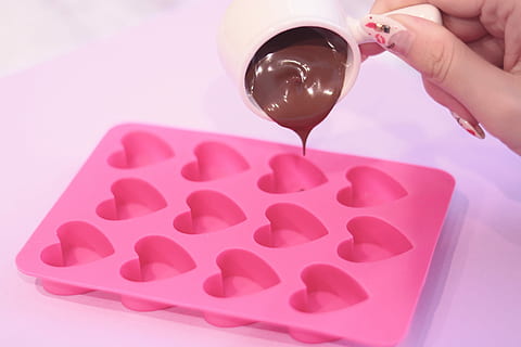 person, hælde, chokolade, lyserød, hjerteform støbebakke, hjerte form, støbning, bakke, rød, menneskelig hånd, dessert, lyserød farve, mad og drikke, en person, kun en kvinde, menneskelig kropsdel, bedrift, hånd, mad, sødt mad, overbærenhed, sød, indendørs, friskhed, rigtige mennesker, studio skud, uigenkendelig person, livsstil, fristelse, glas, finger, søm, 1080P, CC0, offentligt domæne, royaltyfrie