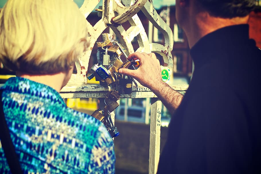 Liebe, Schlösser, Vorhängeschlösser, grunge, Paar, Männer, Frau, für immer, Gelübde, sperren, Symbol, Valentinstag, Romantik, romantisch, Engagement, Liebesschlösser, Penny Bridge, Dublin, Mann, Menschen, zwei Menschen, echte Menschen, Erwachsene, Rückansicht, halten, Lebensstile, selektiver Fokus, Stehen, draußen, Freizeitbeschäftigung, Tag, Besetzung, Einkaufen, Legere Kleidung, Zusammengehörigkeit, über die schulter blick, 2K