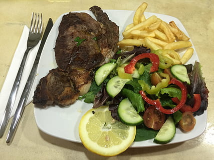 zwischen Kinderbett, Lebensmittel, Gericht, Abendessen, Mahlzeit, gegrillt, Teller, Fleisch, Gemüse, Mittagessen, Salat, Rindfleisch, Gourmet, Geschirr, Tomate, Essen und Trinken, fertig für den Verzehr, zubereitete Kartoffel, Kartoffel, Frische, Pommes frittes, Fast Food, gesundes Essen, drinnen, Nahansicht, Obst, Serviergröße, Stillleben, Zitrusfrucht, keine Leute, gebraten, Garnierung, 2K, CC0, gemeinfrei, lizenzfrei