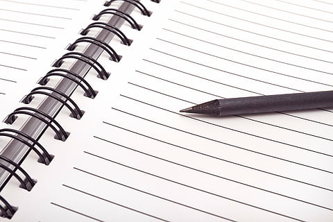 schwarz, Stift, ausgekleidet, Notizbuch, Tagebuch, die Notiz, Bleistift, Seite, Notebook öffnen, Berechnungen, Aufzeichnung, Finanzen, Büro, Papier-, Spiral-, gestreift, Spiralblock, Notizblock, Schreiben, Nahansicht, liniertes Papier, Füller, keine Leute, Stillleben, drinnen, Buch, Muster, Veröffentlichung, Flachwinkelansicht, Schreibgerät, in einer Reihe, einzelnes Objekt, Metall, 5K, CC0, gemeinfrei, lizenzfrei