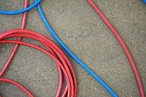 rot, Blau, Schläuche, Boden, Netzwerk, Computer, Verdrahtung, lan, der Computer, tausend, Gewirr, Kabel, Verbindung, Computerkabel, Kommunikation, Technologie, High Angle View, keine Leute, Nahansicht, Tag, Metall, Elektrizität, mehrfarbig, draußen, Stadt, Draht, Schlauch, Stillleben, Ausrüstung, Gartenschlauch, Netzteil, 4K