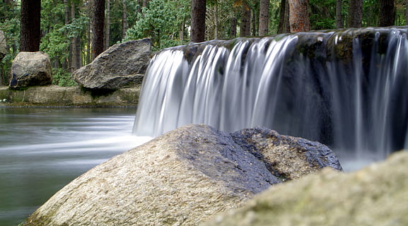 vandfald på strøm, vandfald, vand, kilde, kilde, stream, vand, kilde, strøm, stenene, flod, torrent, bæken, grøn, bæk, træ, landskab, turisme, fugtighed, svømme, våd, naturens skønhed, flydende vand, bevægelse, rock-objekt, sløret bevægelse, klippe, lang eksponering, solid, scenics - natur, skønhed i naturen, natur, flyder, plante, dag, ingen mennesker, brændstof og elproduktion, Skov, udendørs, faldende vand, magt i naturen, strøm - rindende vand, 5K, CC0, offentligt domæne, royaltyfrie