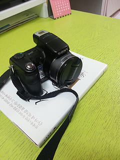 kamera, bog og kamera, bord, stilleben, teknologi, høj vinkel visning, indendørs, fotografering temaer, ingen mennesker, fotografisk udstyr, kamera - fotografisk udstyr, sort farve, papir, uddannelse, meddelelse, offentliggørelse, tæt på, Bestil, dokument, pen, digitalt kamera, 2K, CC0, offentligt domæne, royaltyfrie