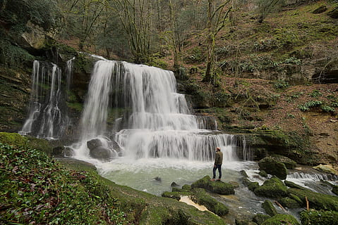 Kaskade, Natur, Fluss, fließen, Whirlpool, Stürze, Wasserfälle, Wasser, Szenen - Natur, Schönheit in der Natur, Wasserfall, Rock, Rock - Objekt, Pflanze, solide, Bewegung, Menschen, Land, Lebensstile, Baum, fließendes Wasser, echte Menschen, Langzeitbelichtung, Freizeitbeschäftigung, draußen, fließend, Kraft in der Natur, 5K, CC0, gemeinfrei, lizenzfrei