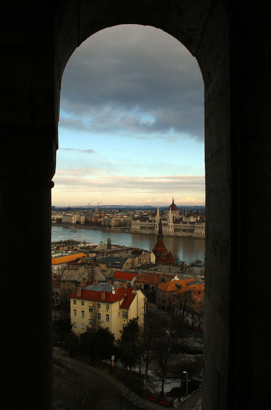 Budapest, Turm, Aussicht, Stadt, Donau, Ausblick, Schatten, Licht, Fenster, dunkel, Hölle, Fluss, Schloss, Ungarn, die Architektur, gebaute Struktur, Himmel, wolke - himmel, Gebäudehülle, Natur, Bogen, keine Leute, Gebäude, Stadtbild, Wasser, Brücke, High Angle View, Verbindung, Tag, Brücke - künstliche Struktur, draußen, 2K