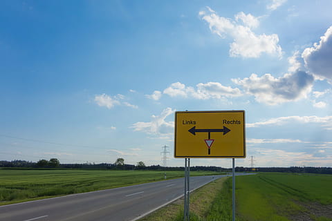 væk, skjold, junction, sjov, Næste, ret, modstridende, mærkning, skilte, pil, retning, vejviser, skilt, himmel, vej, transportmidler, meddelelse, symbol, vejskilt, sky - himmel, gul, ingen mennesker, natur, vejledning, pil symbol, dag, Mark, vejen frem, plante, landskab, græs, udendørs, 4K, CC0, offentligt domæne, royaltyfrie