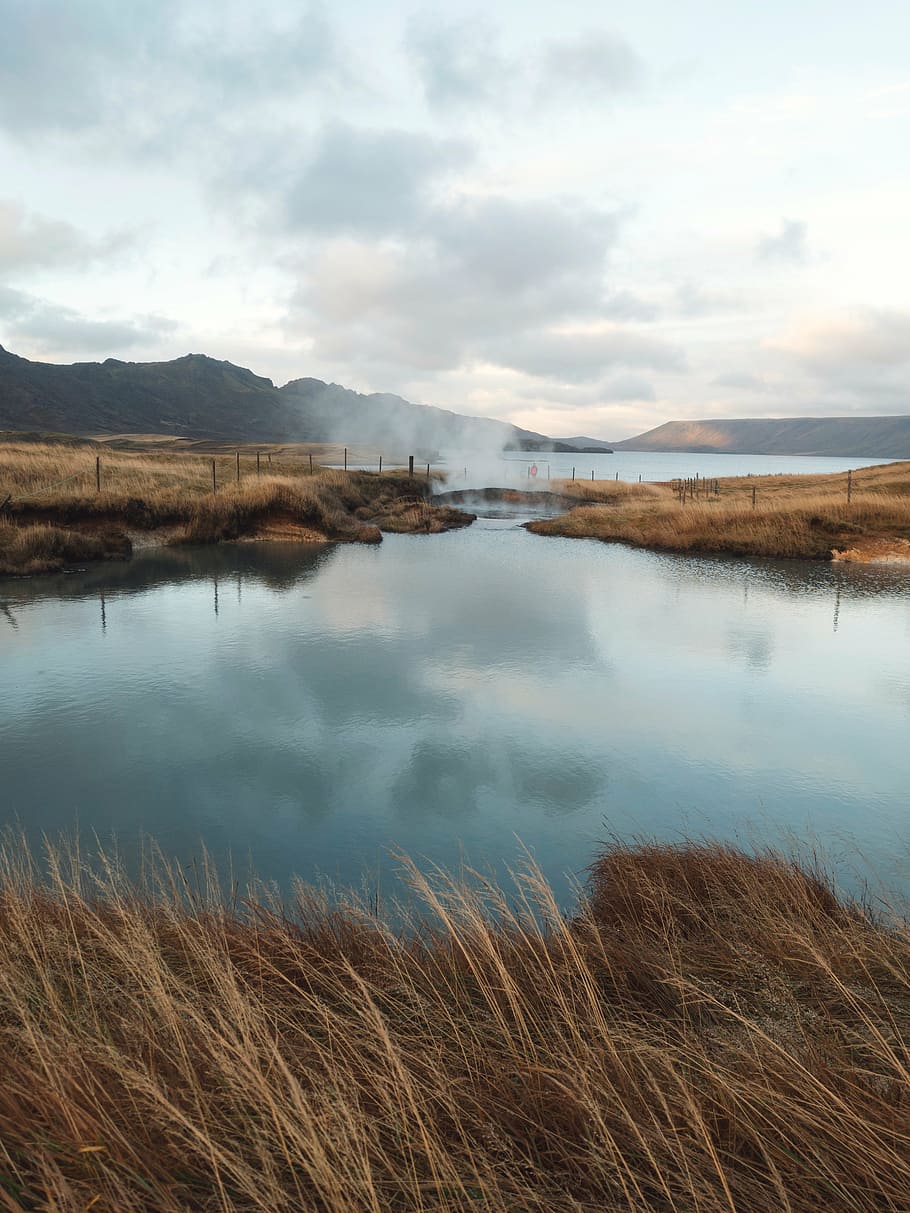 calma, cos, aigua, calenta, primavera, naturalesa, paisatge, núvols, cel, fum, herba, muntanya, viatjar, aventura, llac, escenics, reflexió, a l'aire lliure, núvol - cel, cap gent, bellesa a la natura, dia, tranquil·litat, escenics - natura, escena tranquil·la, escena no urbana, planta, Serra, idíl·lic, 4K